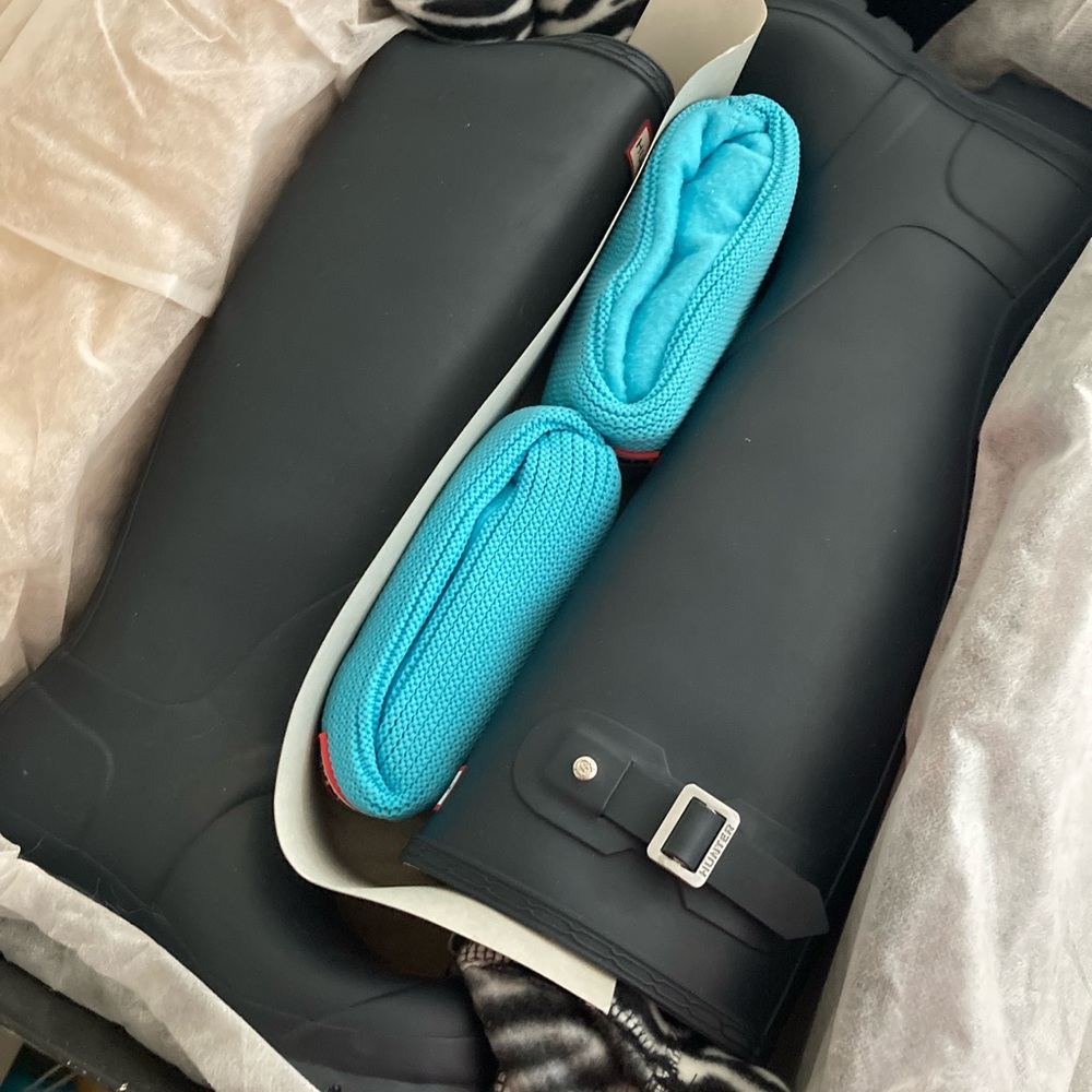 Hunter Navy Original Tall Rain Boots with 2 sets of liners.
